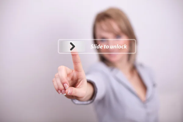 Kobieta paląca slajdów odblokować przycisk — Zdjęcie stockowe