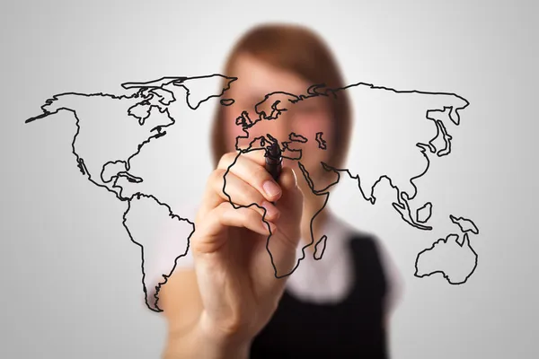 Geschäftsfrau zeichnet Weltkarte auf Whiteboard — Stockfoto
