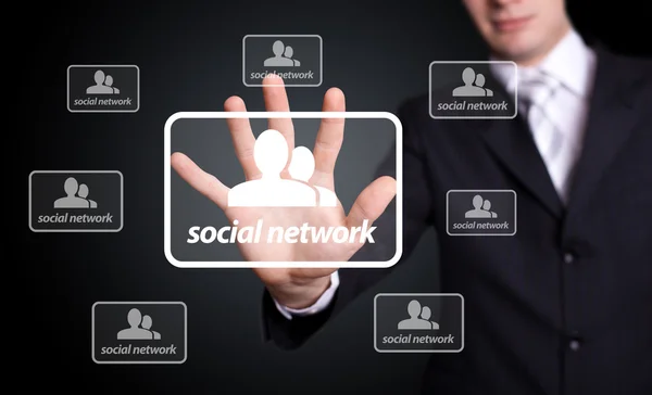 Man handen trycka på sociala nätverk tecken — Stockfoto