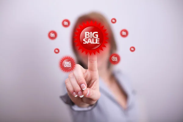 Donna premendo moderno grande pulsante di vendita con una mano — Foto Stock