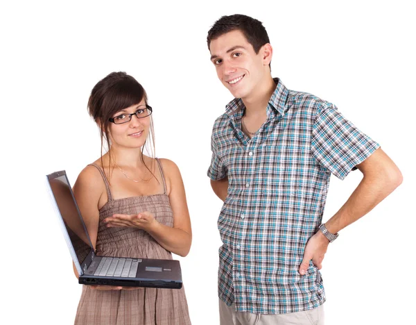 Хорошо одетая молодая пара держит ноутбук и улыбается — стоковое фото
