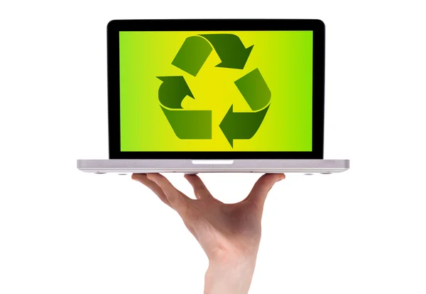 Uma mão masculina segurando um laptop com ícone de reciclagem — Fotografia de Stock