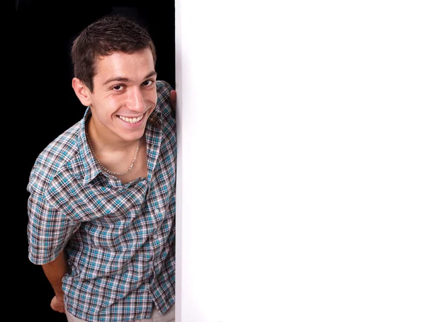 Porträt eines Mannes, der hinter eine leere weiße Wand blickt — Stockfoto