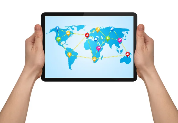 Uma mão masculina segurando um touchpad moderno com mapa social — Fotografia de Stock