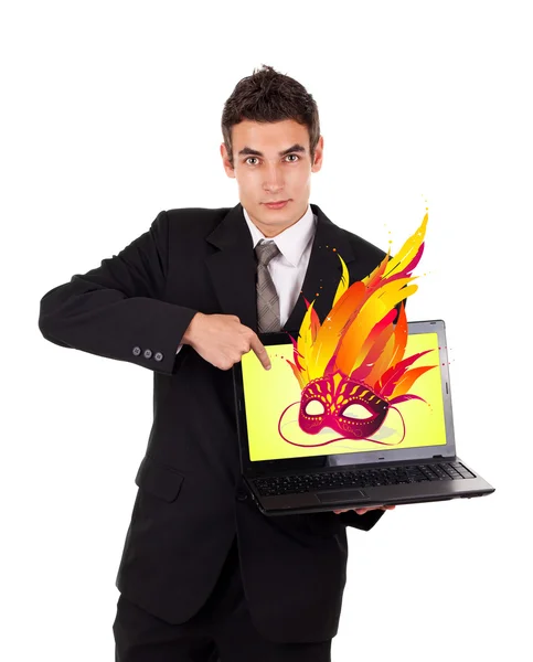 Homem de negócios apontando para um laptop com máscara — Fotografia de Stock