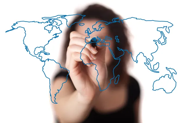 Mujer dibujando el mapa del mundo en una pizarra — Foto de Stock