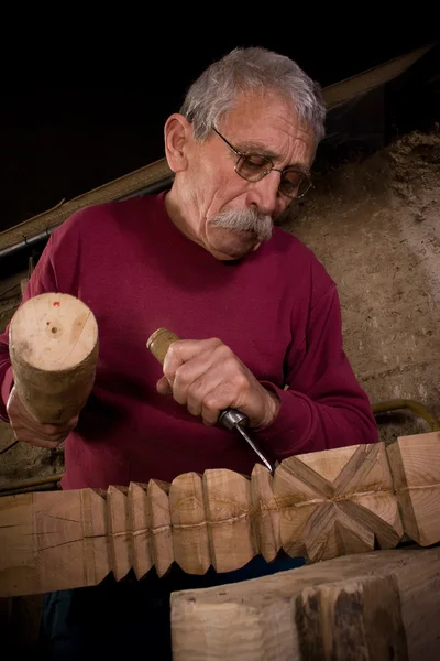 Travail de sculpteur sur bois dans l'atelier 6 — Photo