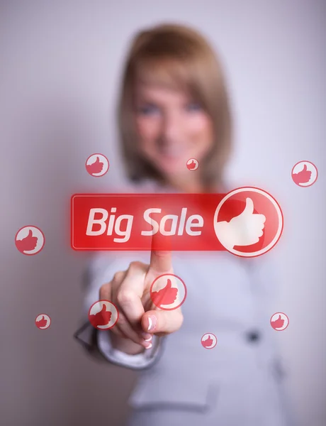 Frau drückt Hand auf großen Verkaufsknopf — Stockfoto