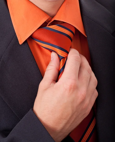Détail d'un homme, fixant sa cravate — Photo