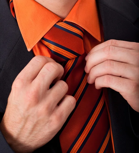 Détail d'un homme, fixant sa cravate — Photo