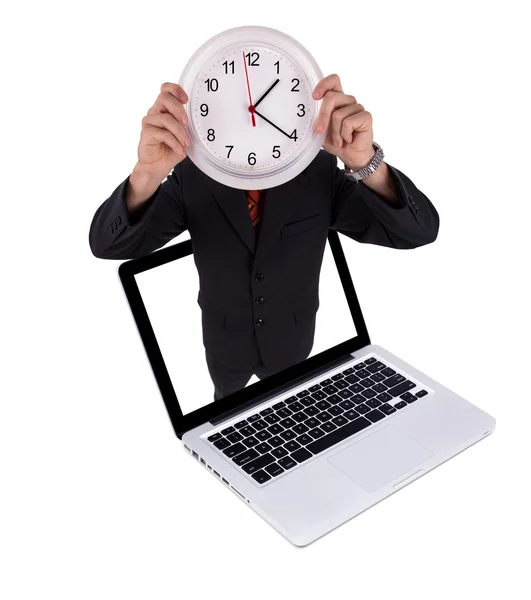 Mannen innehar klocka i laptop — Stockfoto