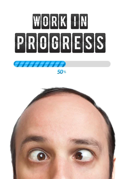 Junger Mann mit Work-in-Progress-Zeichen über dem Kopf — Stockfoto