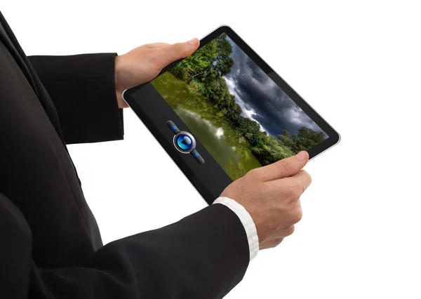 Mano masculina sosteniendo un touchpad pc mostrando una película —  Fotos de Stock