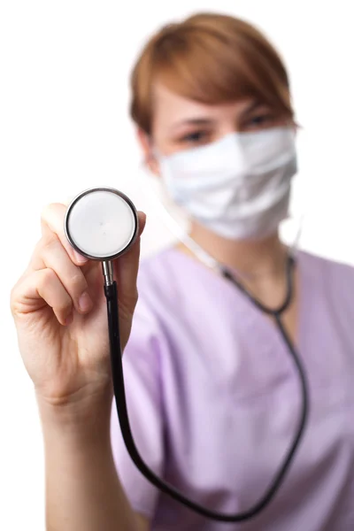 Vrouwelijke arts houden stethoscoop wees naar camera 2 — Stockfoto