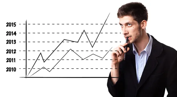 Mann analysiert Grafik auf dem Whiteboard — Stockfoto