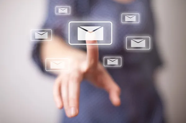 Mano presionando el signo de correo electrónico — Foto de Stock