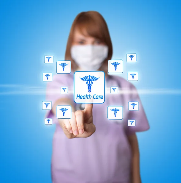 Женщина врач нажимает цифровую кнопку — стоковое фото