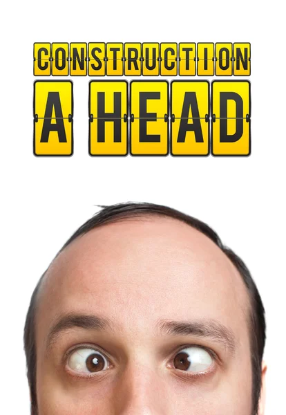 Άνθρωπος με σήμα "κατασκευή ένα κεφάλι" πάνω από το κεφάλι — Φωτογραφία Αρχείου
