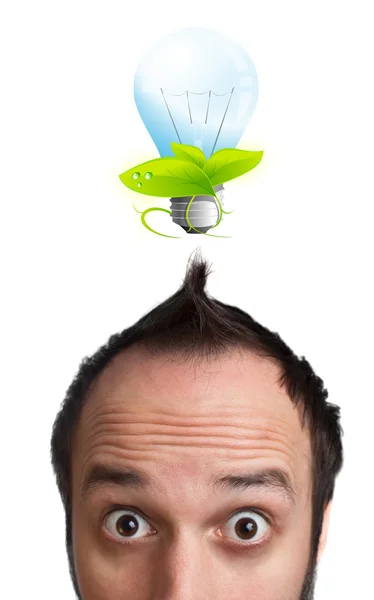 Divertente giovane uomo con lampadina sopra la testa — Foto Stock