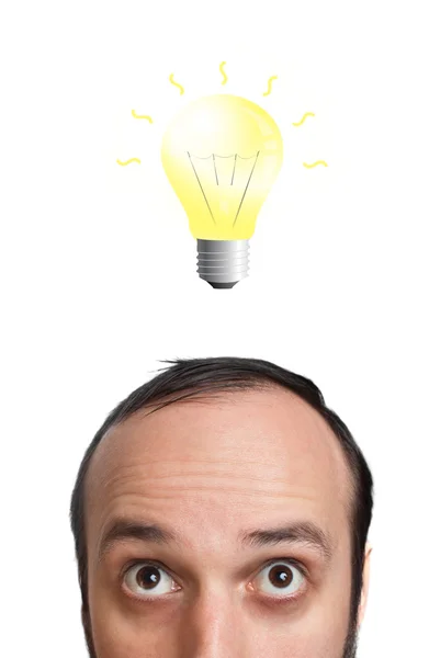 Divertente giovane uomo con lampadina sopra la testa 2 — Foto Stock