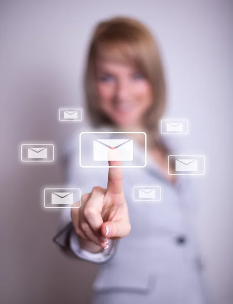 Mulher pressionando ícone de e-mail — Fotografia de Stock
