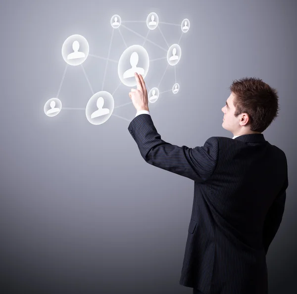 Geschäftsmann drückt auf ein digitales soziales Netzwerk-Symbol. — Stockfoto