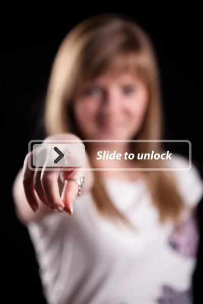 Žena stisknutí rozhraní dotykové obrazovky — Stock fotografie