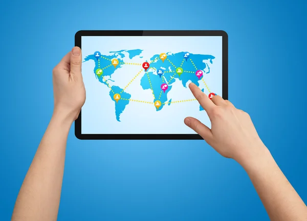 Μια αρσενική χέρι που κρατά ένα σύγχρονο touchpad με κοινωνικό χάρτη — Φωτογραφία Αρχείου
