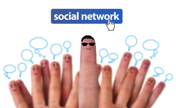 Grupo feliz de sorrisos de dedo com ícone de rede social — Fotografia de Stock