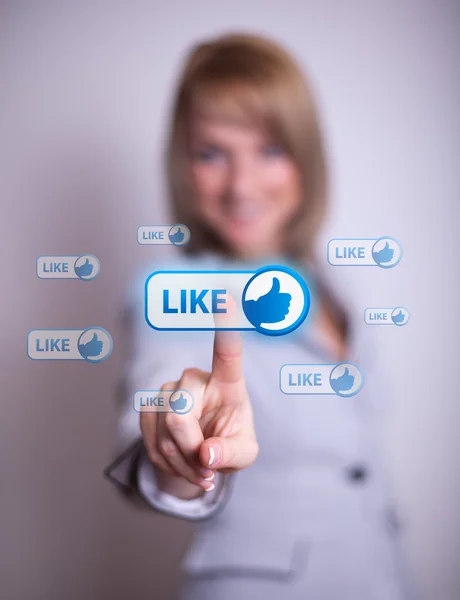 Frau drückt auf soziale Netzwerk-Ikone — Stockfoto