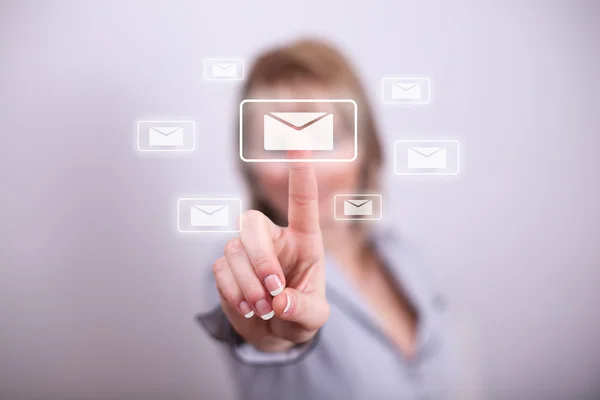 Mulher pressionando botão de e-mail moderno com uma mão — Fotografia de Stock