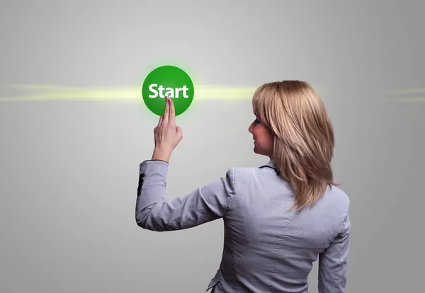 Mujer pulsando la mano verde botón START —  Fotos de Stock