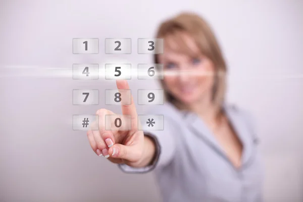 Kobieta naciskając nowoczesne światła z numerami przycisk — Zdjęcie stockowe
