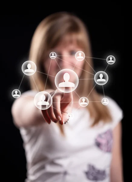 Kobieta ręcznie naciskając ikonę Social Network — Zdjęcie stockowe