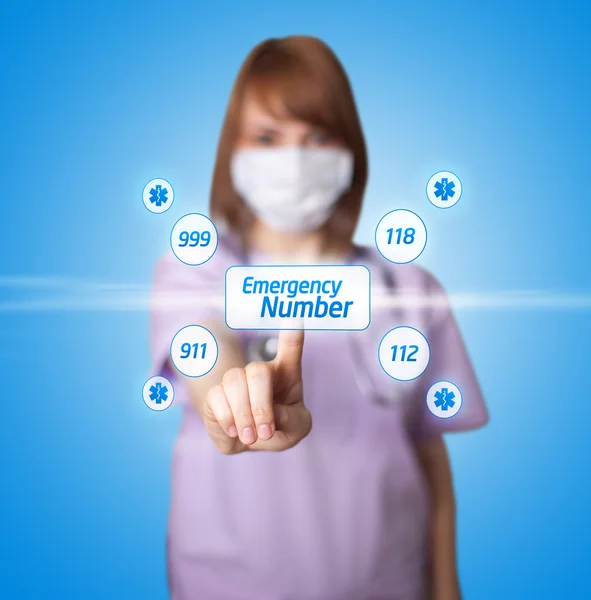 Kvinna läkare trycka digitala knappen — Stockfoto