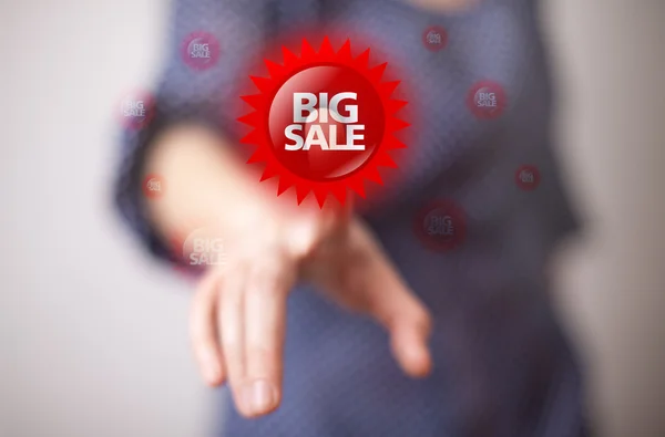 Ручное нажатие большой кнопки продажи — стоковое фото
