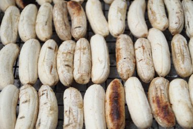 Tay tarzında tatlı, muz yapılan