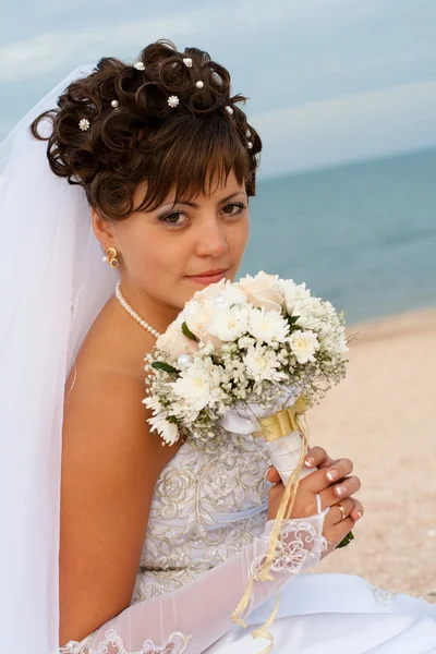 Bela noiva na sé — Fotografia de Stock