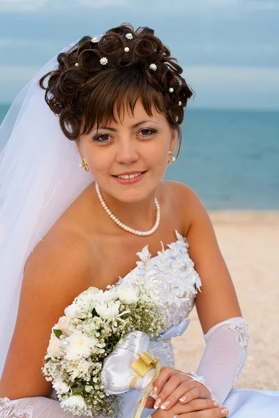 Beautiful bride at the see — Stock Photo, Image