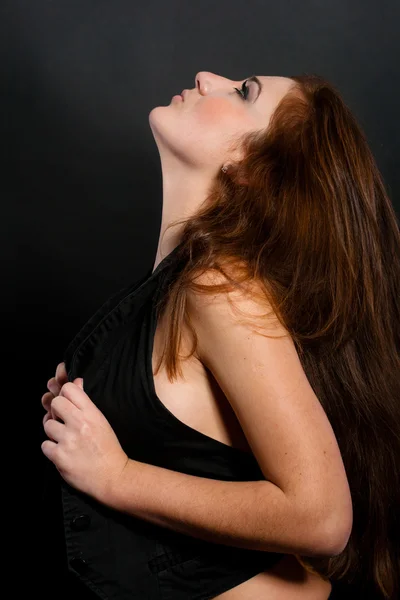 검은 배경에 스튜디오에서 아름 다운 여자의 초상화 — 스톡 사진