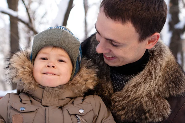Padre Figlio Divertono Nel Winter Park — Foto Stock