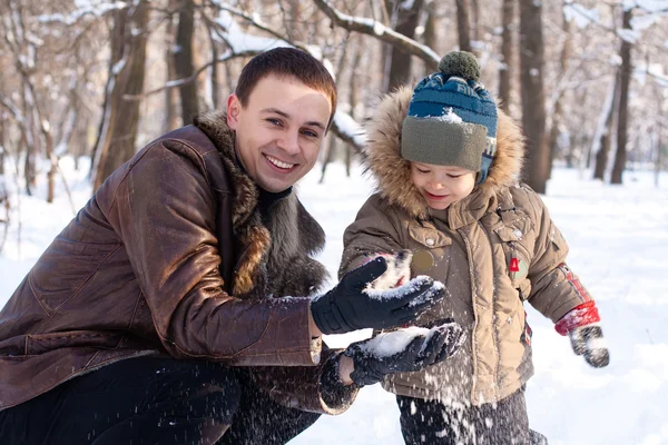 父亲和儿子在冬季公园很开心 — 图库照片