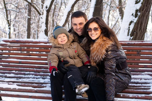 Attractive Family Having Fun Winter Park — Stock Photo, Image