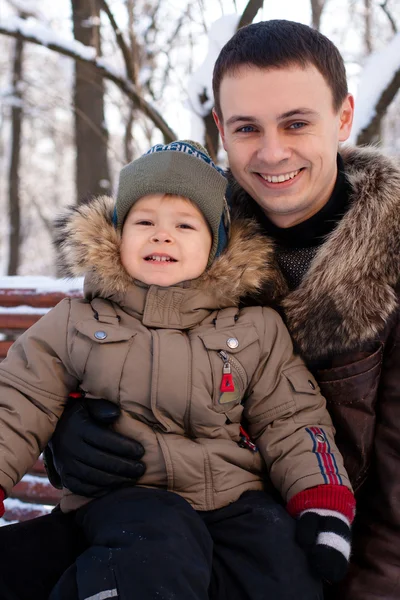 Ojciec i syn zabawy w winter park — Zdjęcie stockowe