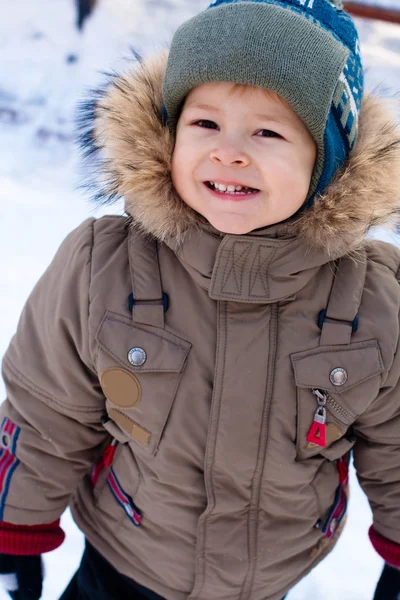 雪の中で小さな男の子 — ストック写真