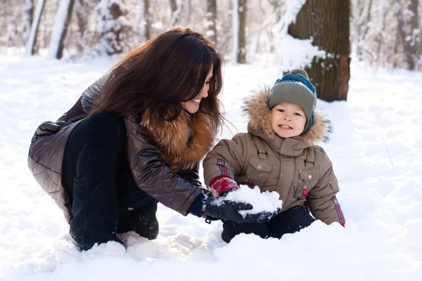 Madre Hijo Divierten Parque Invierno —  Fotos de Stock