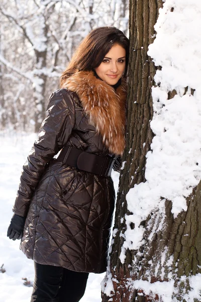Όμορφη κοπέλα στο πάρκο το χειμώνα — Φωτογραφία Αρχείου
