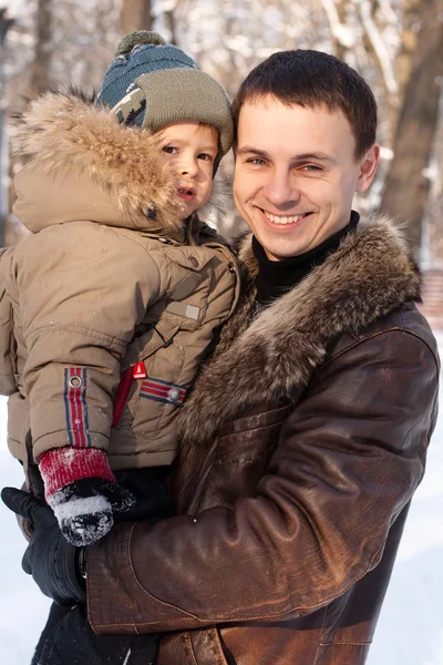 Père et fils s'amusent dans le parc d'hiver — Photo