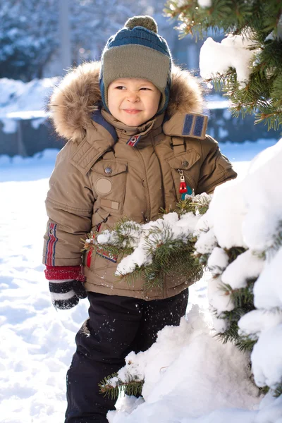 Malý chlapec ve sněhu — Stock fotografie