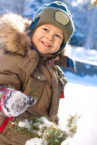 一个小男孩在雪中 — 图库照片